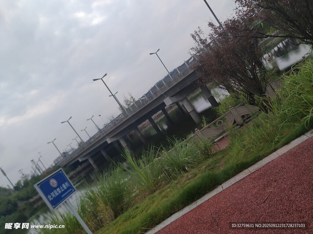戶外道路旁的綠植與設(shè)施