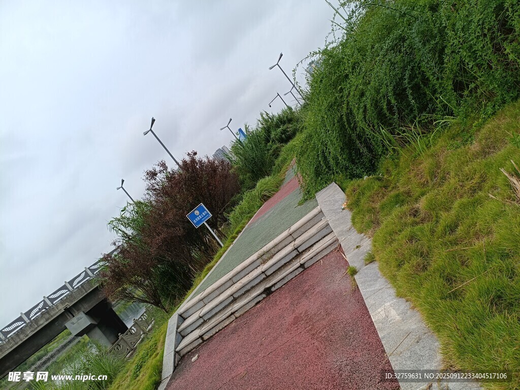 戶外紅色步道與綠植景觀
