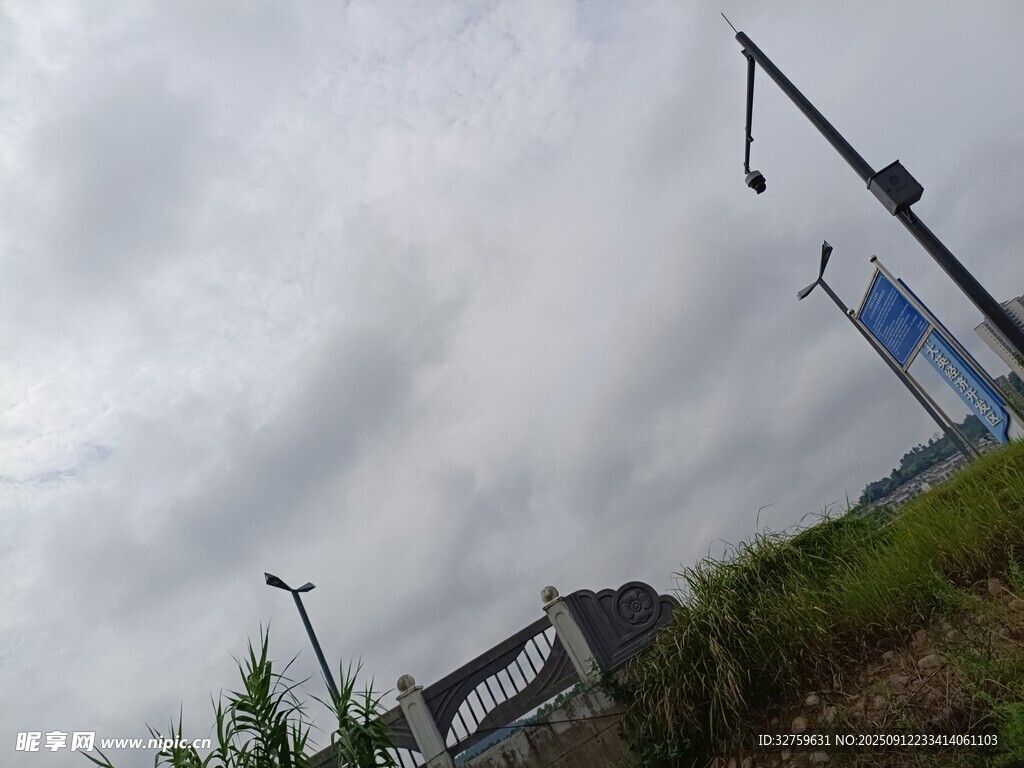 陰天戶外的建筑與路燈景觀
