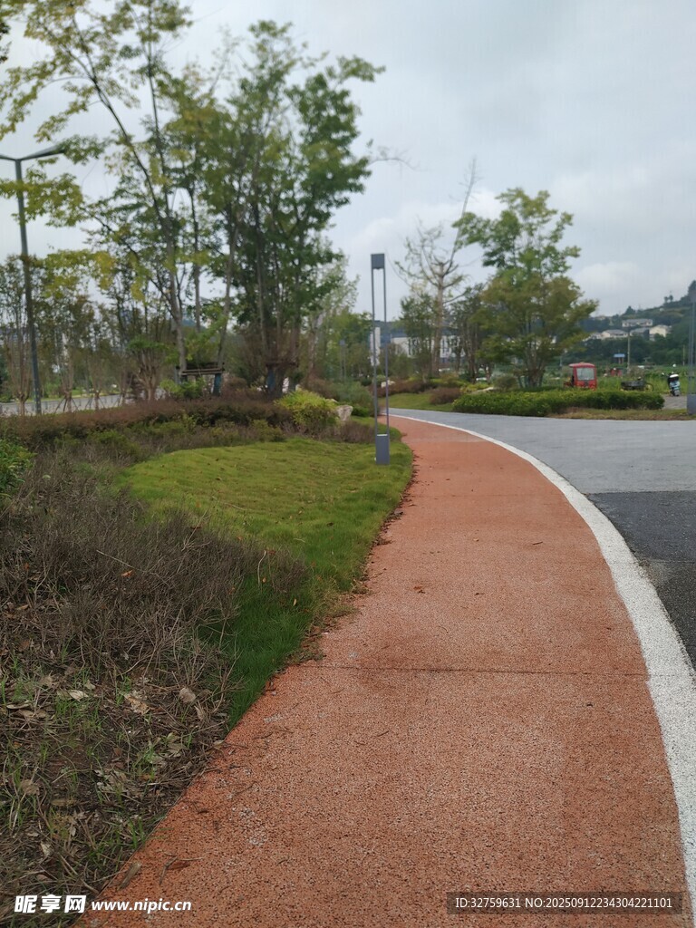戶(hù)外紅色步道與綠植景觀