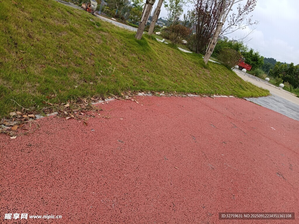 紅色步道旁的翠綠草地