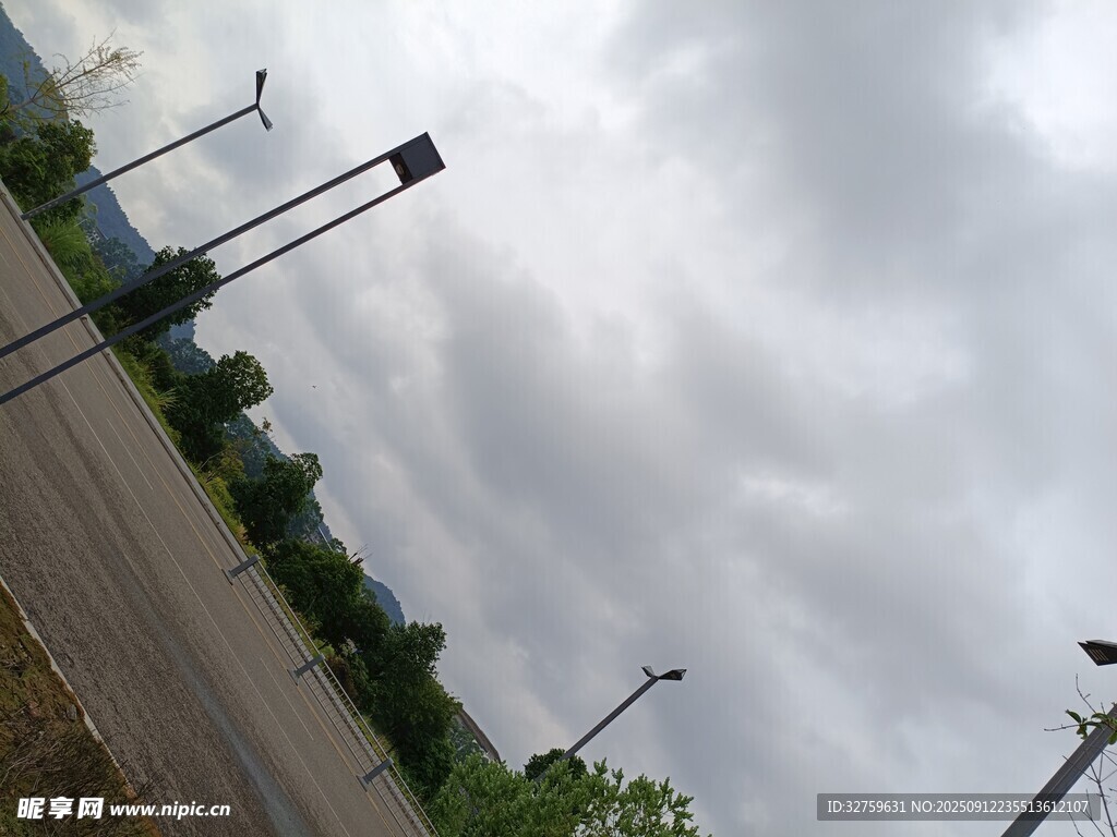 陰天戶外的道路與路燈