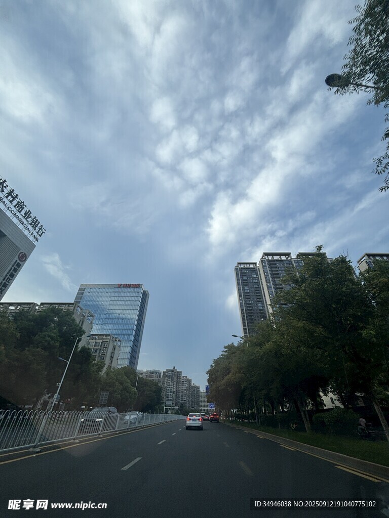 城市道路上的藍(lán)天白云景象