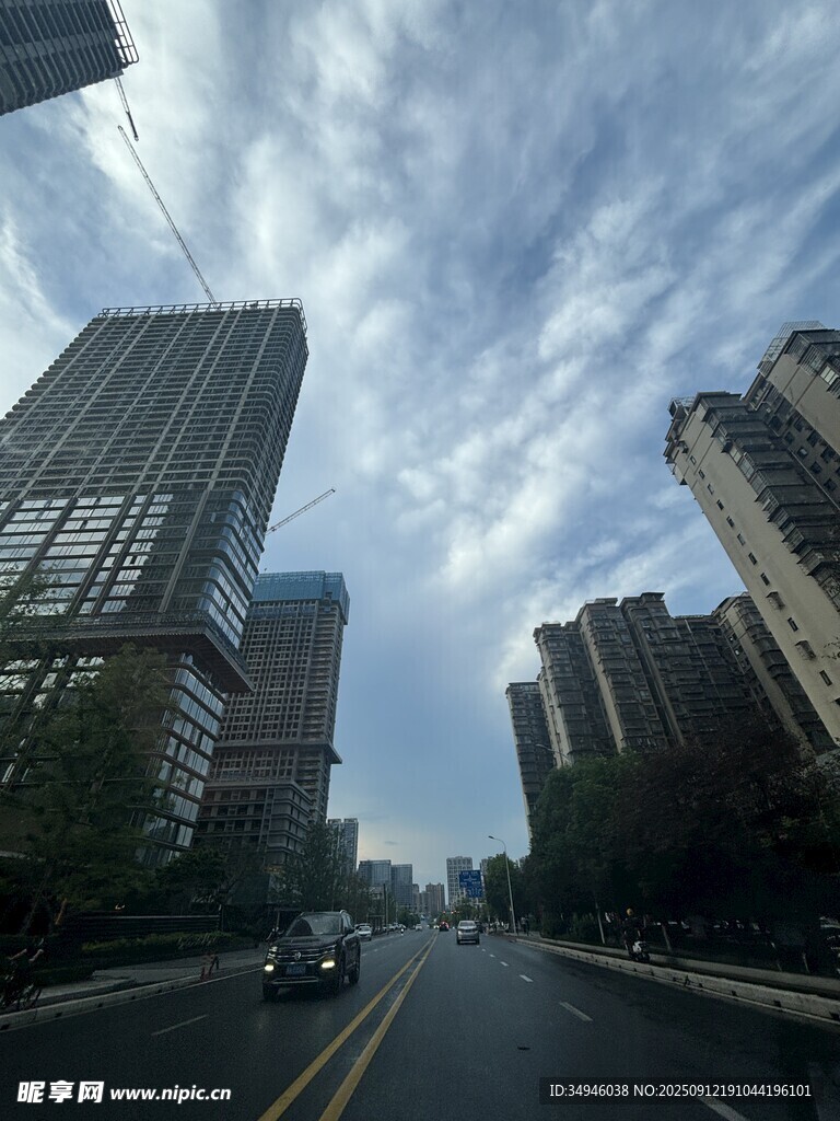 城市道路旁的高樓與藍(lán)天