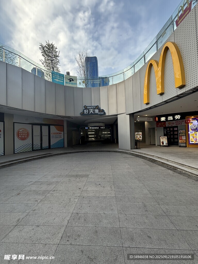 商場(chǎng)外的麥當(dāng)勞門店