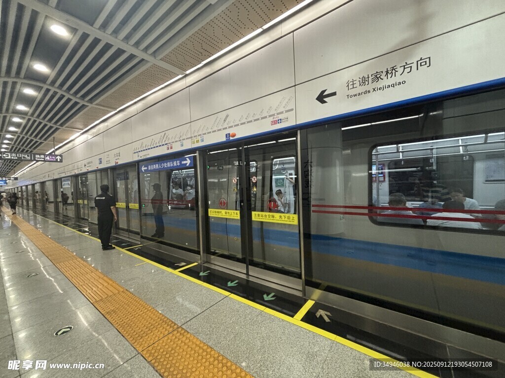 地鐵站內?？康牧熊? />
                            </div>
                    </div>
                </div>



                <div   id=