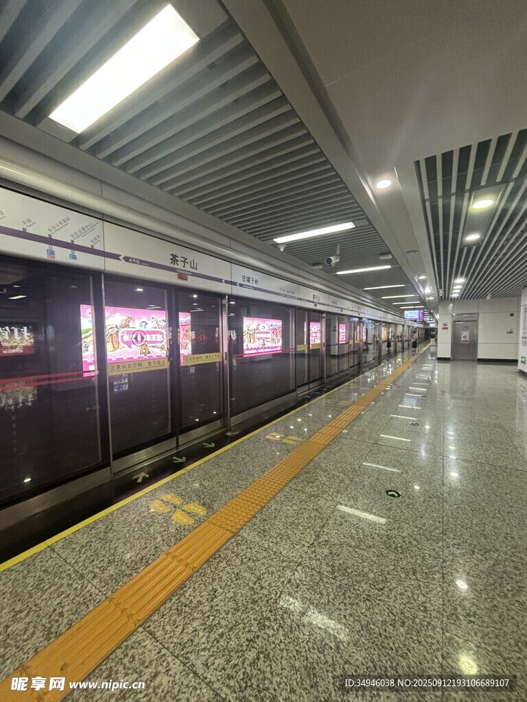 地鐵站臺的列車?？烤跋? />
                            </div>
                    </div>
                </div>



                <div   id=
