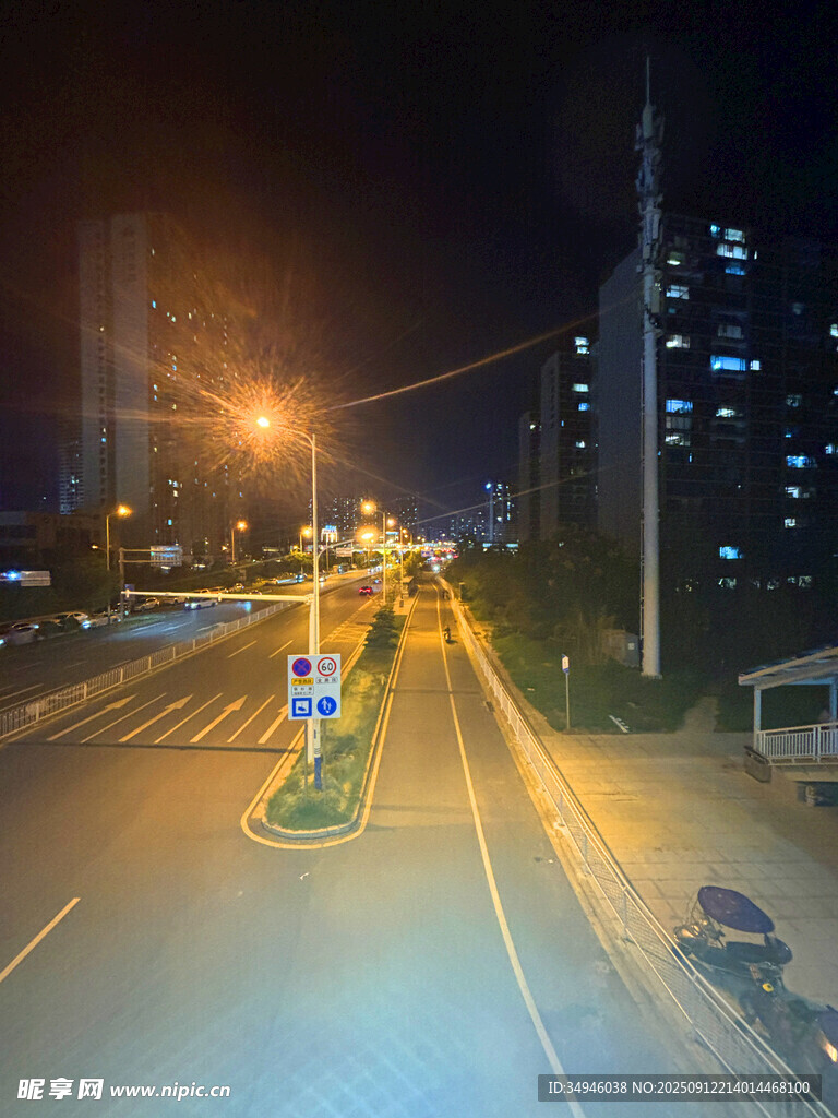 城市夜晚的寬闊道路景象