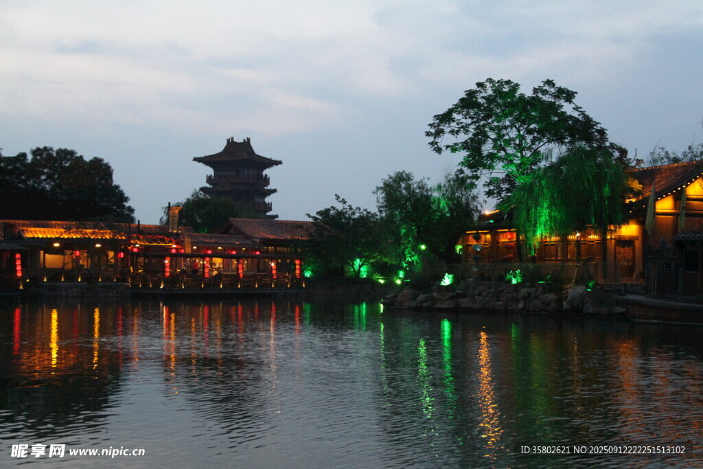水鄉(xiāng)夜景古建筑倒影如畫
