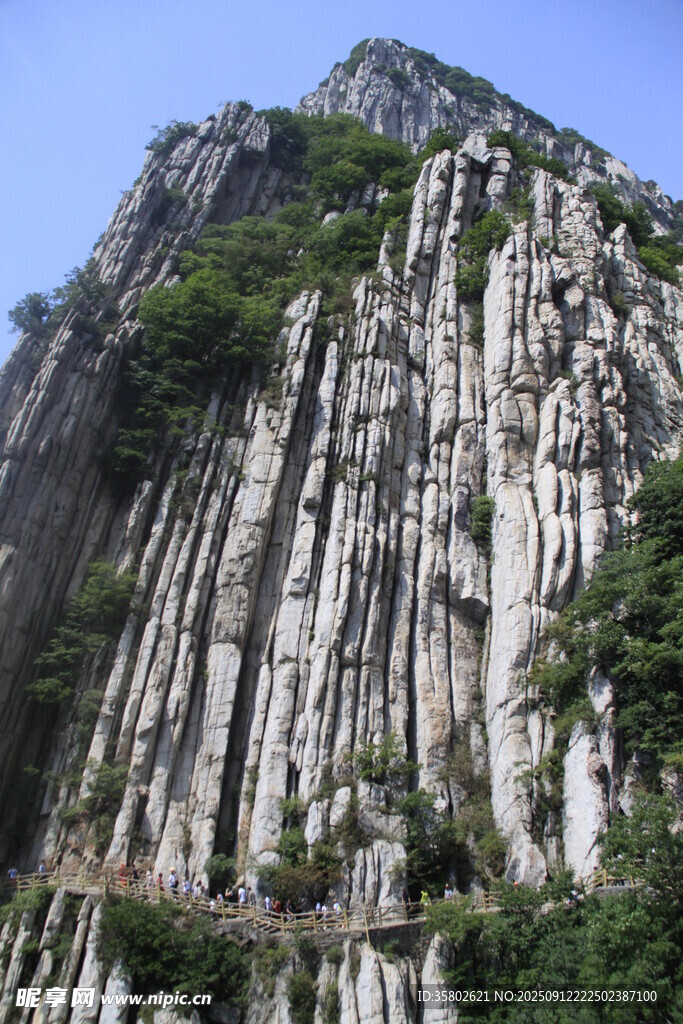 陡峭嶙峋的壯觀巖石山峰