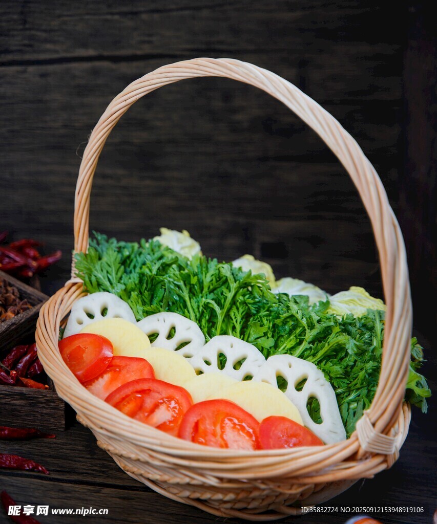 竹籃中的新鮮多樣蔬菜