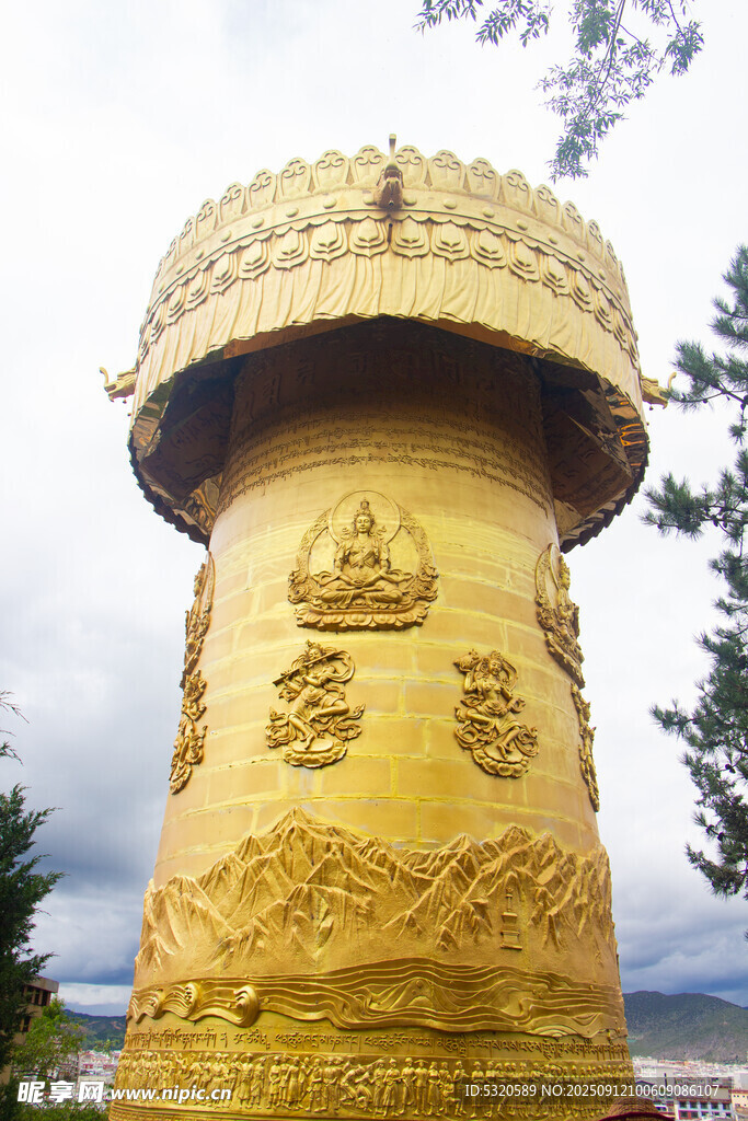 金色雕花轉(zhuǎn)經(jīng)筒