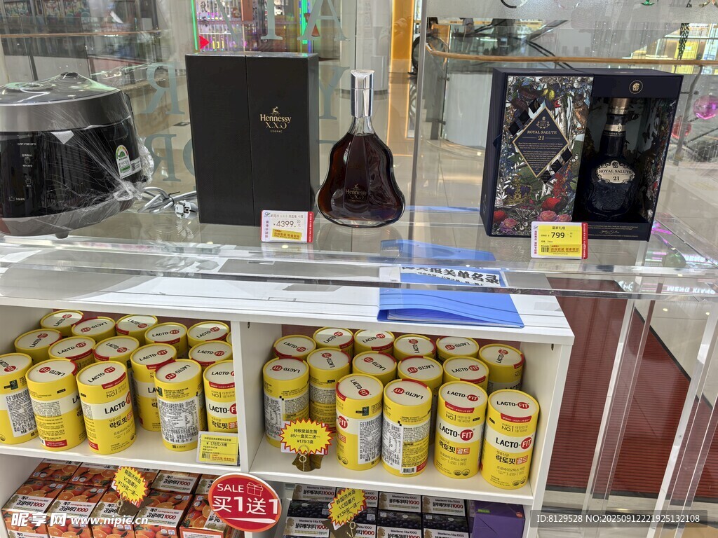 貨架上陳列的罐裝食品