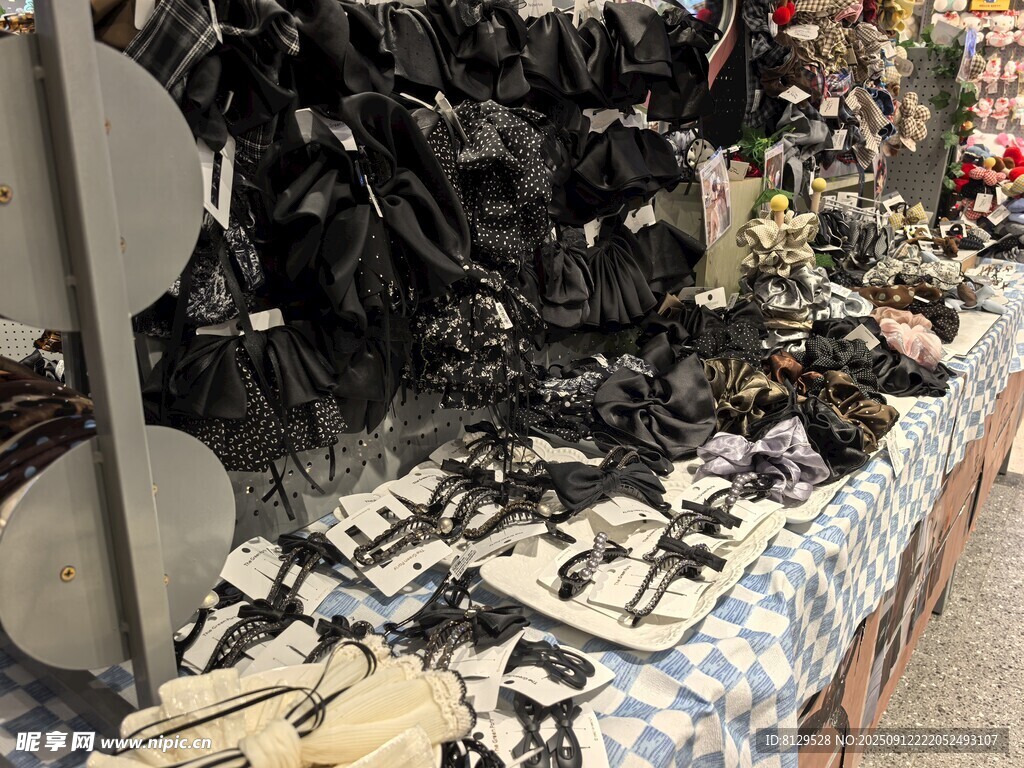 戶外攤位的多樣二手物品