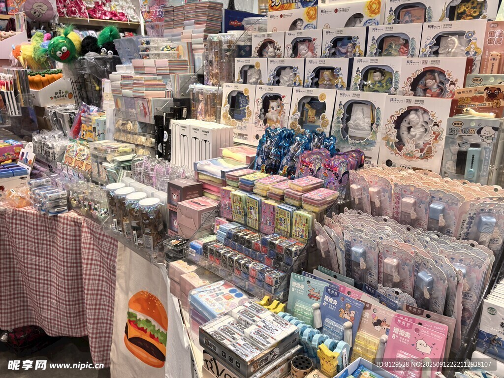 擺滿商品的熱鬧雜貨鋪
