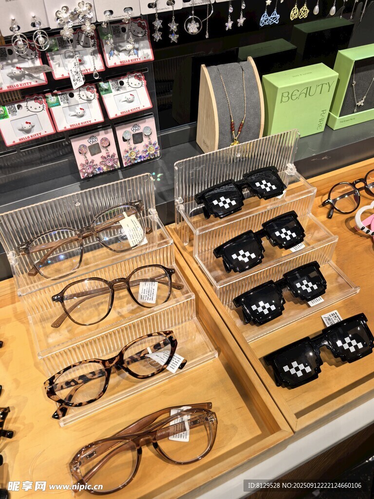 多樣款式眼鏡陳列展示