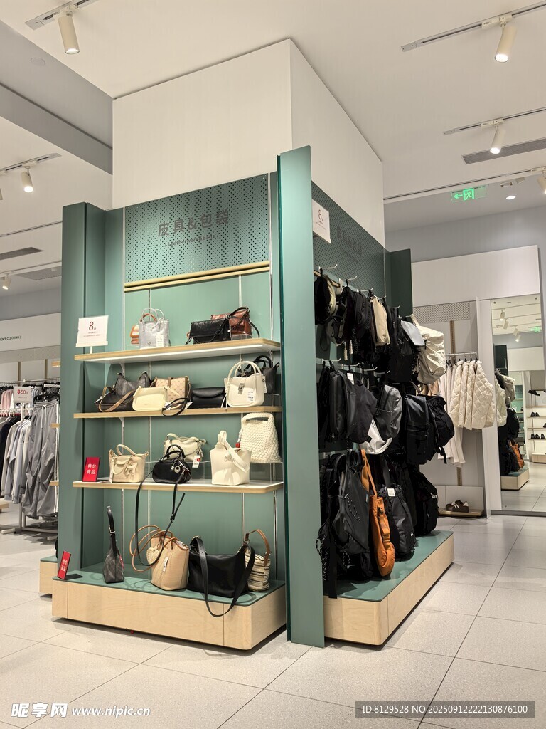 時尚鞋包店內(nèi)陳列展示