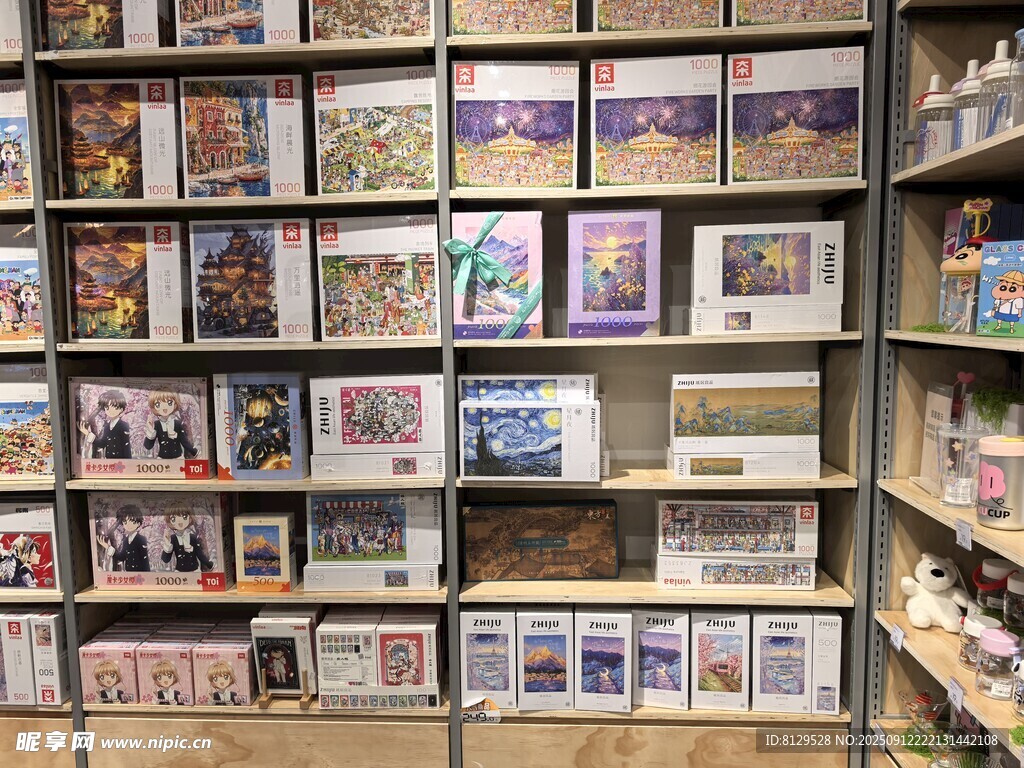 擺滿郵票的展示架