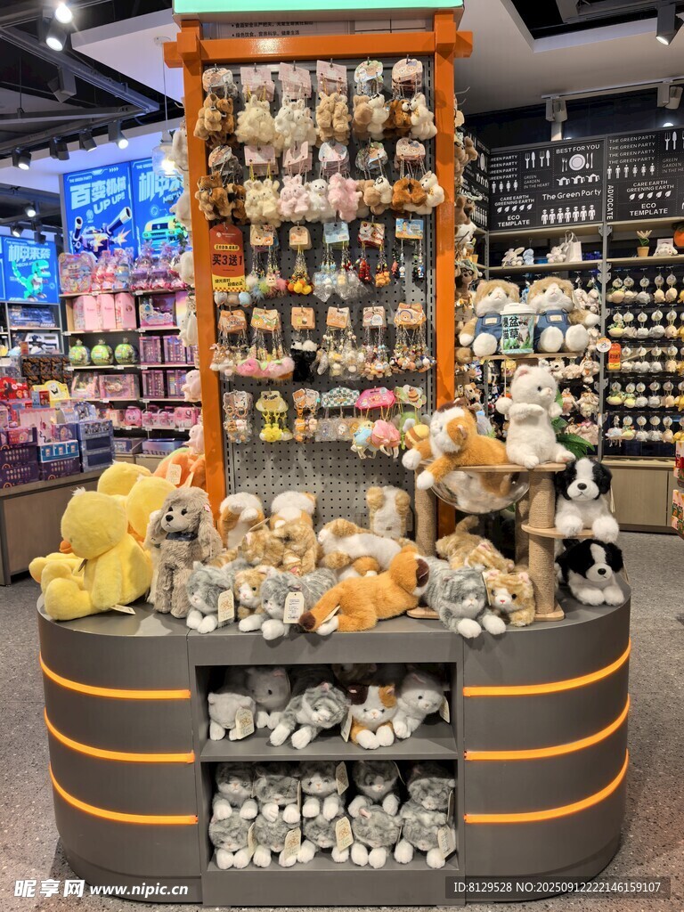 可愛(ài)玩偶陳列于店鋪展柜