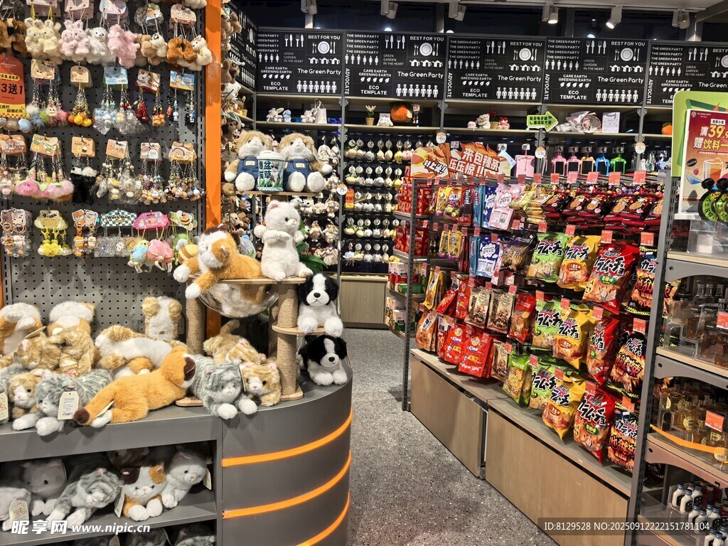 超市內(nèi)琳瑯滿目的商品陳列