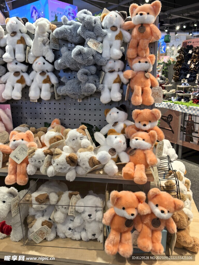 可愛(ài)毛絨玩具堆疊展示