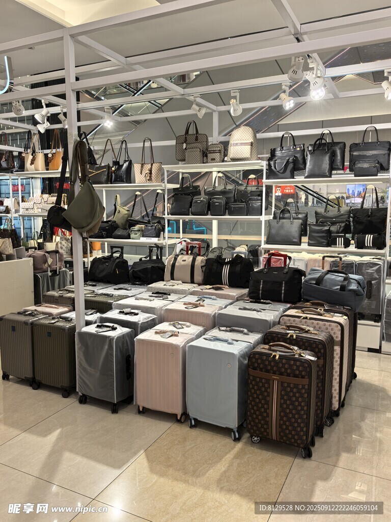 時尚箱包店內(nèi)陳列展示
