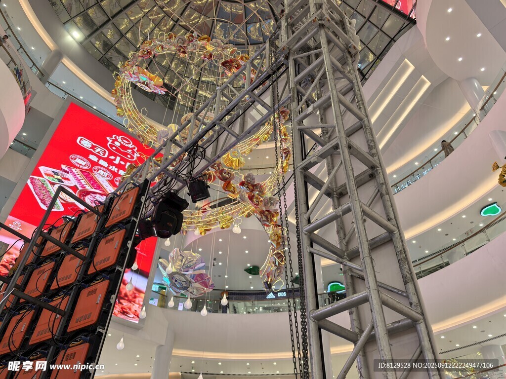 商場內(nèi)部的壯觀扶梯景觀
