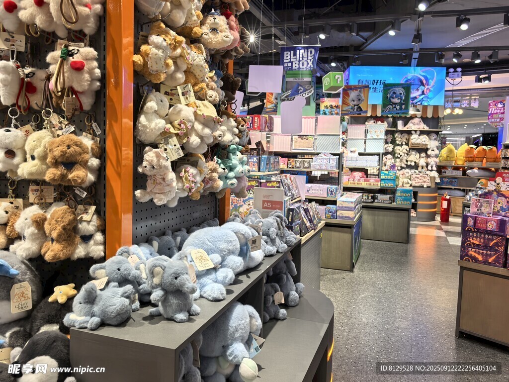 可愛玩偶擺滿玩具店貨架