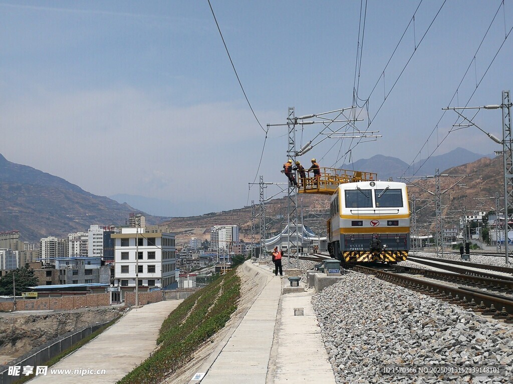 鐵軌上行駛的黃色列車(chē)