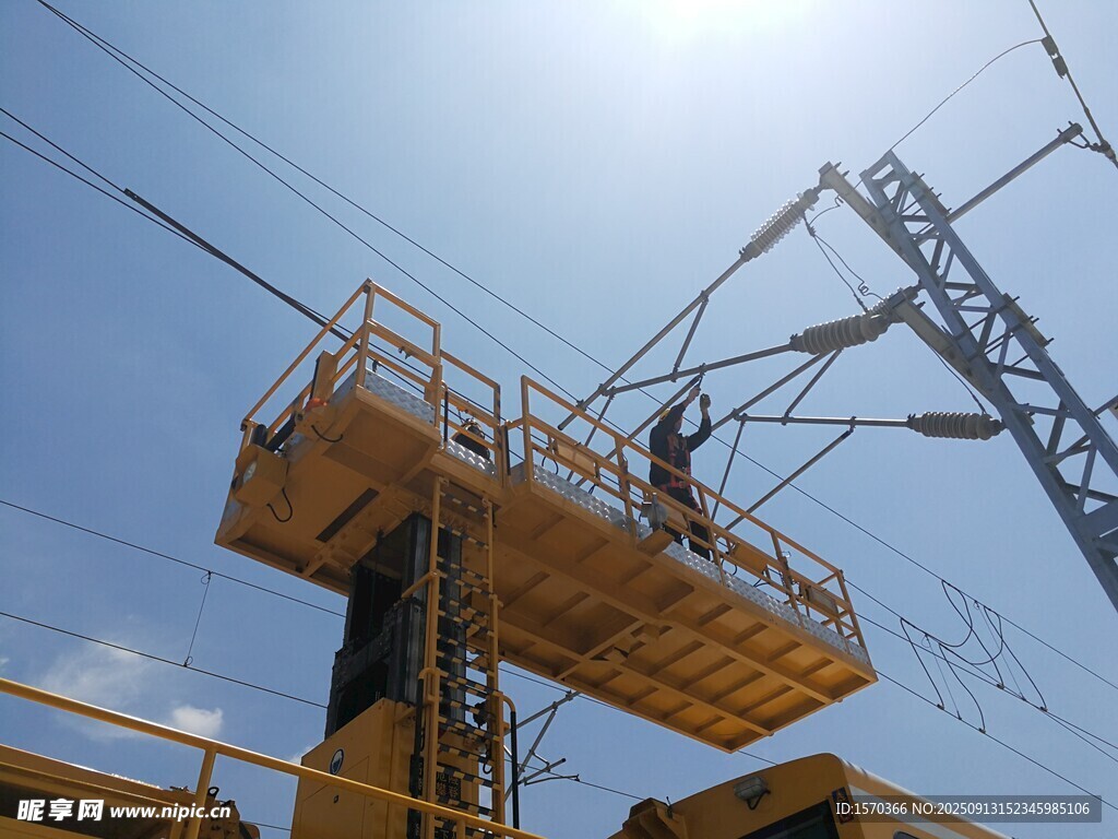 高空作業(yè)中的電力施工場(chǎng)景