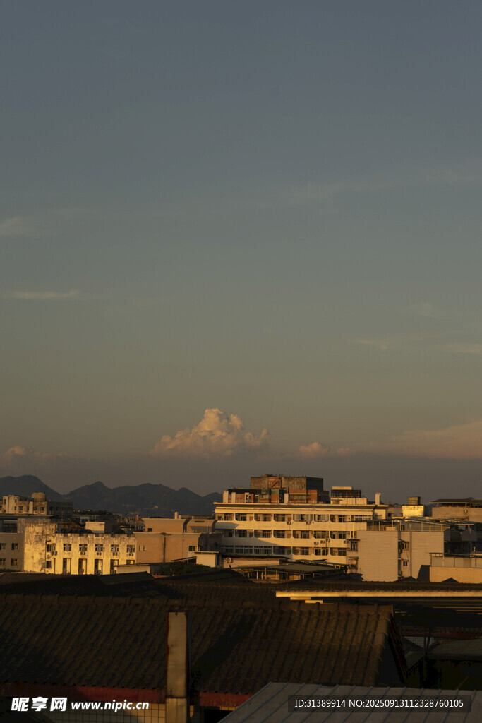 黃昏下的城市與遠(yuǎn)山景觀