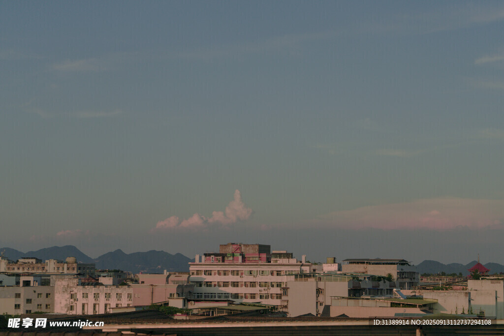 城市遠(yuǎn)景中的山巒暮色
