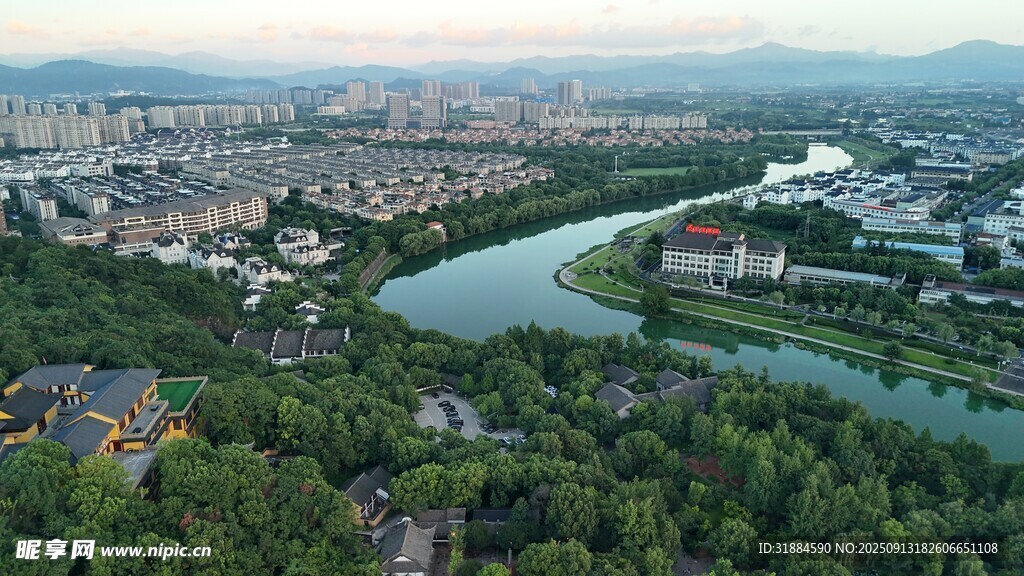 城市河畔風(fēng)光鳥瞰圖
