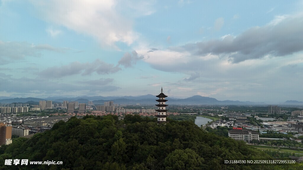 山頂寶塔俯瞰城市美景