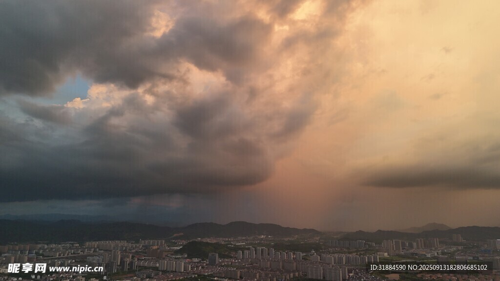 夕陽穿透云層的壯麗景觀