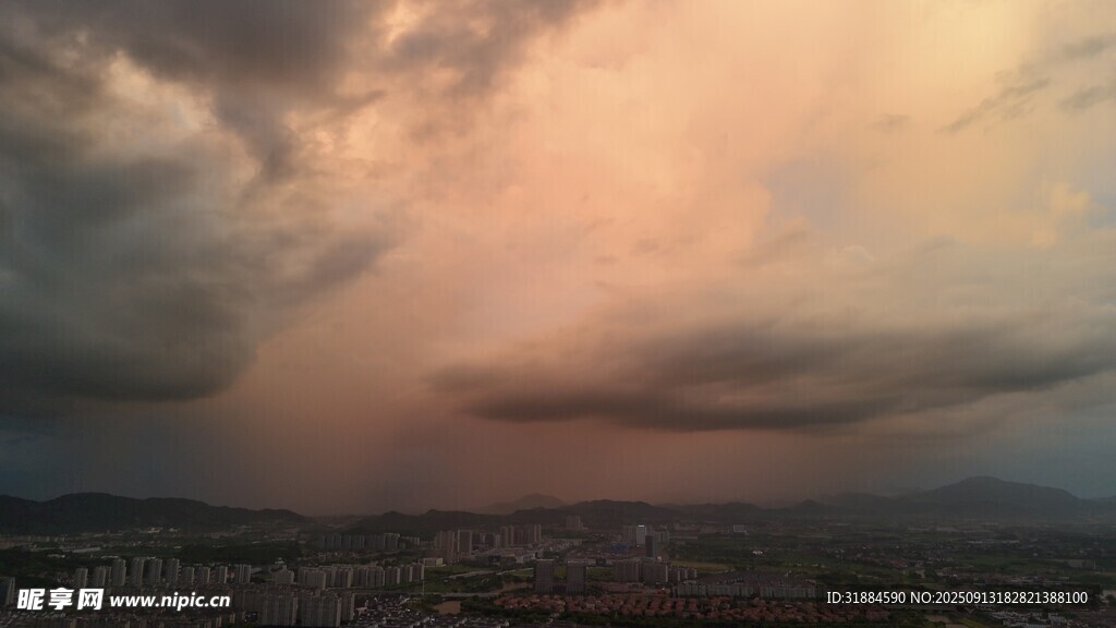 黃昏時(shí)分的壯麗云層景觀