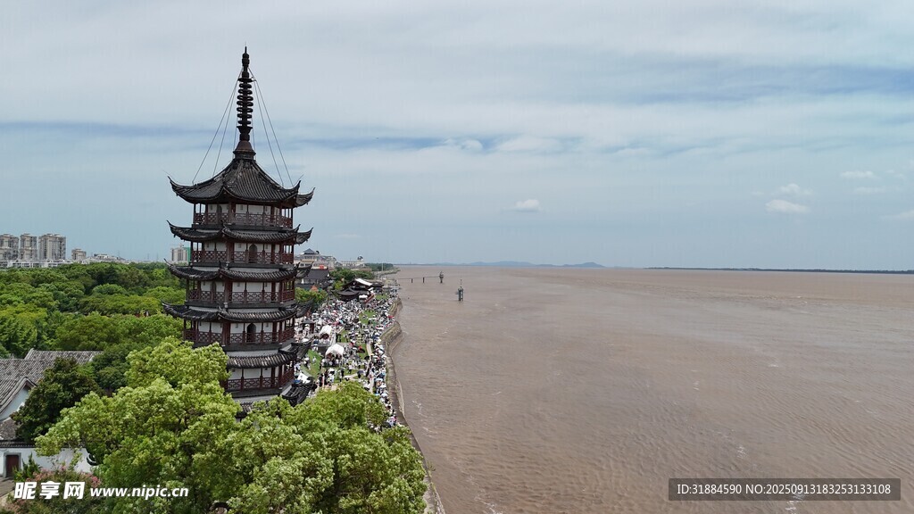 江邊古塔風景