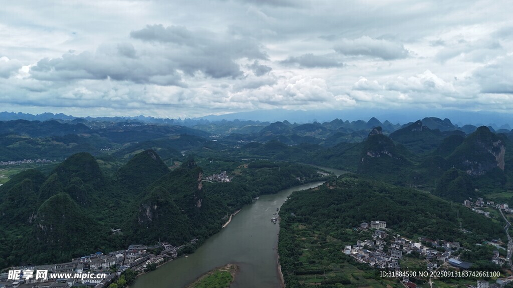 俯瞰山水相依的壯麗景色