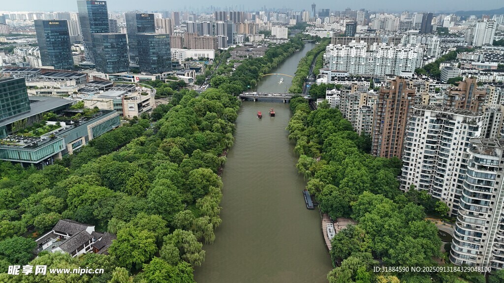 城市河畔綠意盎然景觀