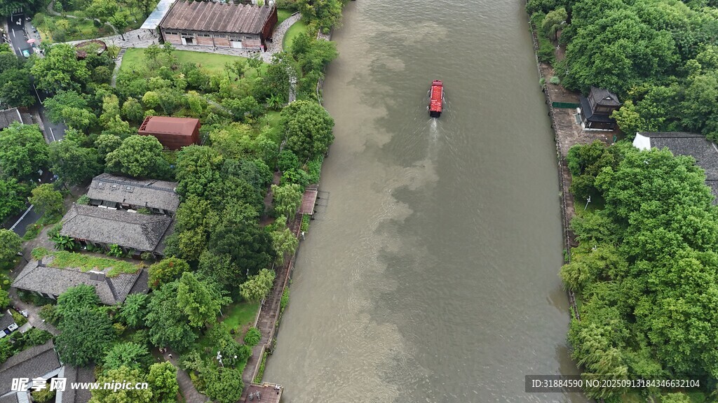 俯瞰河流與兩岸綠植景觀