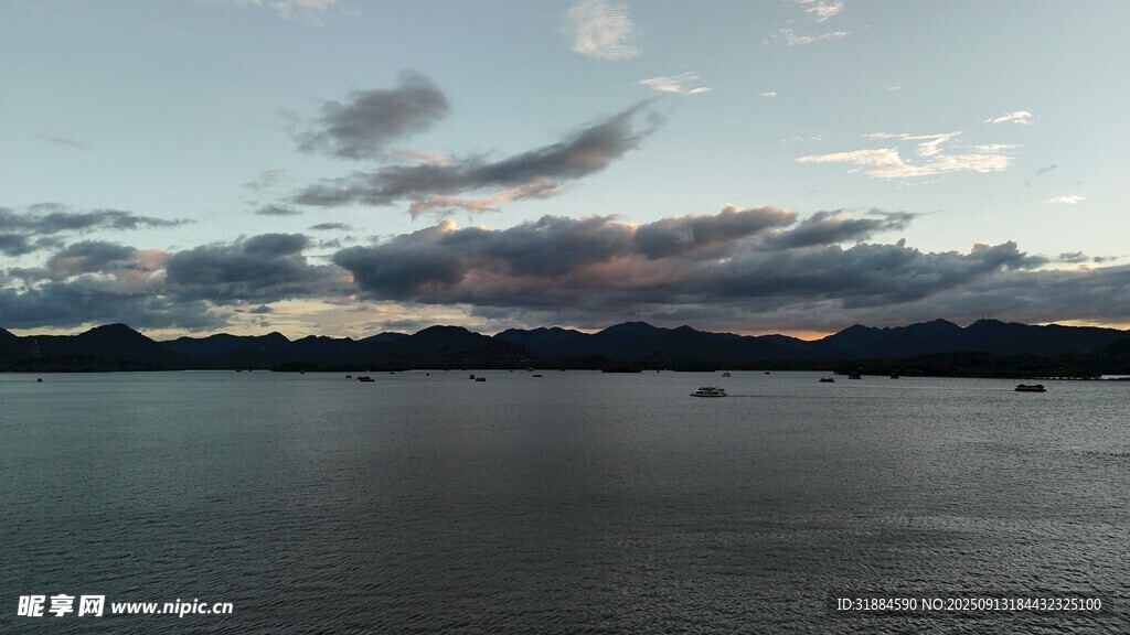 黃昏湖畔風(fēng)景