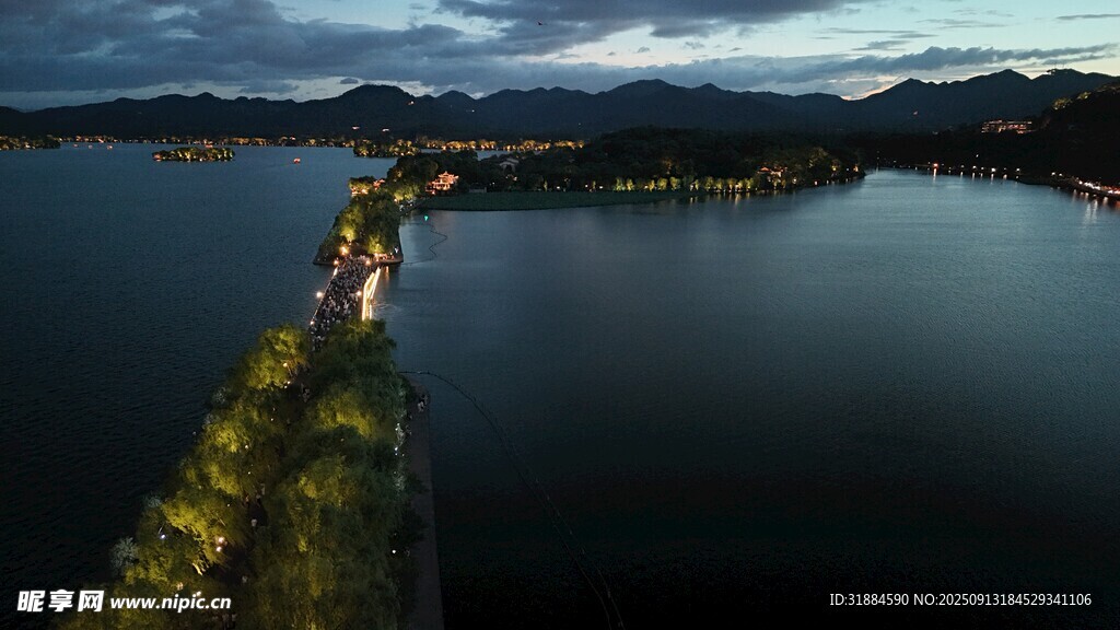 湖畔夜景璀璨燈光映山水