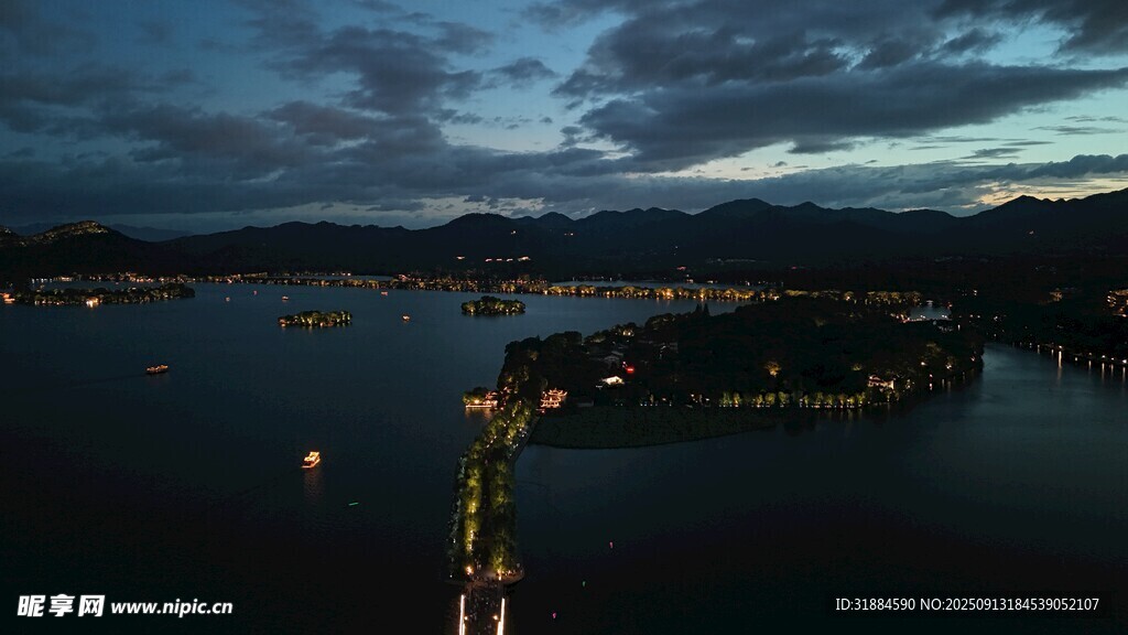 夜幕下的城市濱水景觀