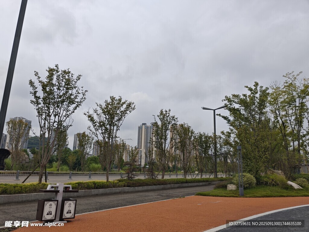 城市公園中的跑道與綠植