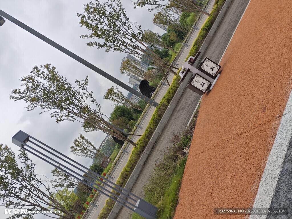 城市道路旁的現(xiàn)代景觀設(shè)施