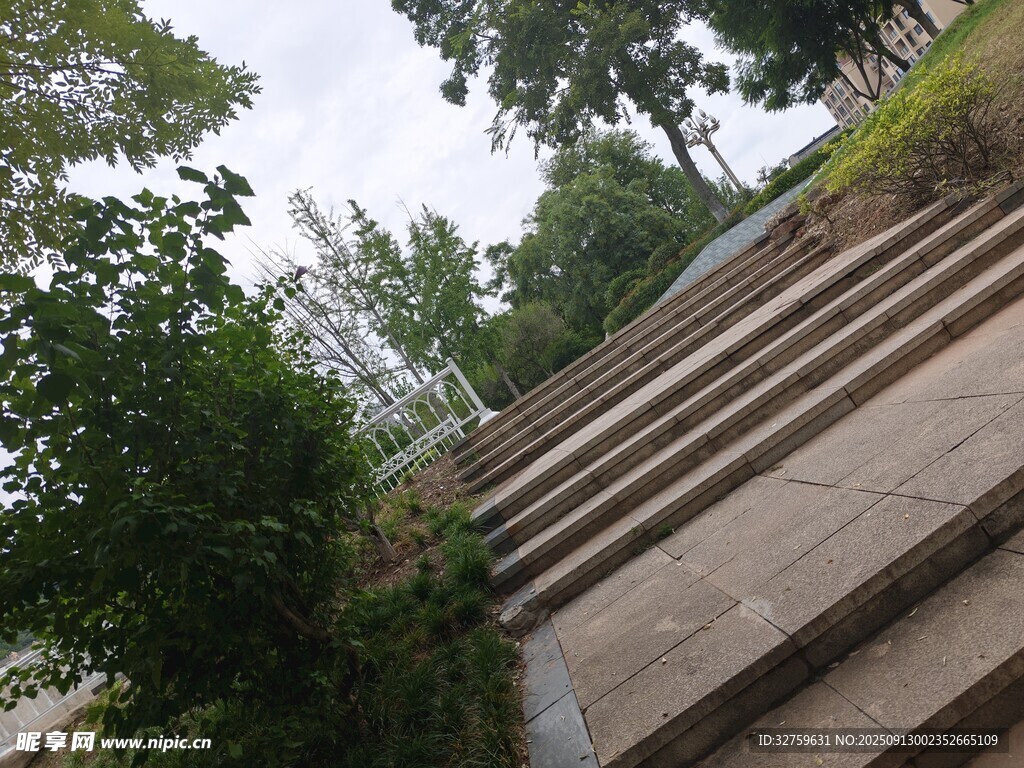 戶(hù)外石階旁綠植景觀
