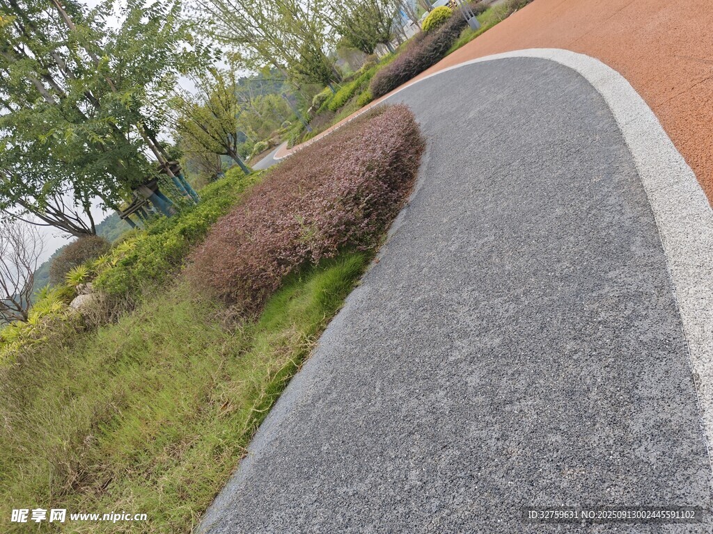 城市中蜿蜒的多彩步道