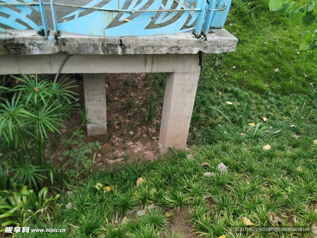 戶外水泥長凳與綠植