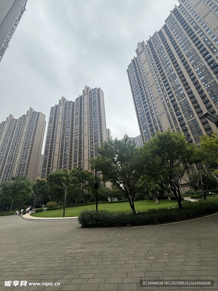 城市高樓與綠化景觀