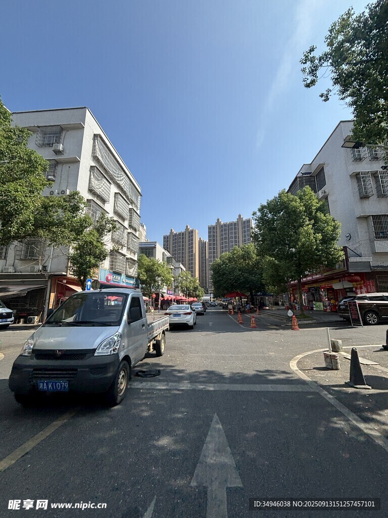 城市街道車輛行人景象